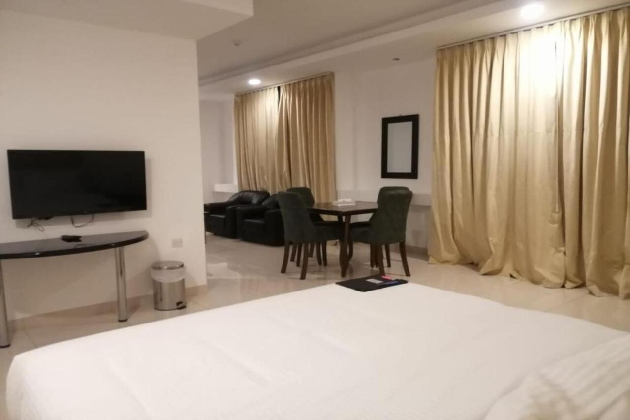 Parkside Plaza Muscat Hotel Buitenkant foto