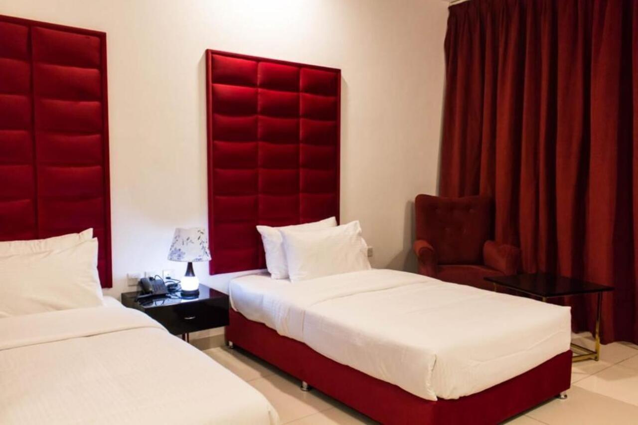 Parkside Plaza Muscat Hotel Buitenkant foto