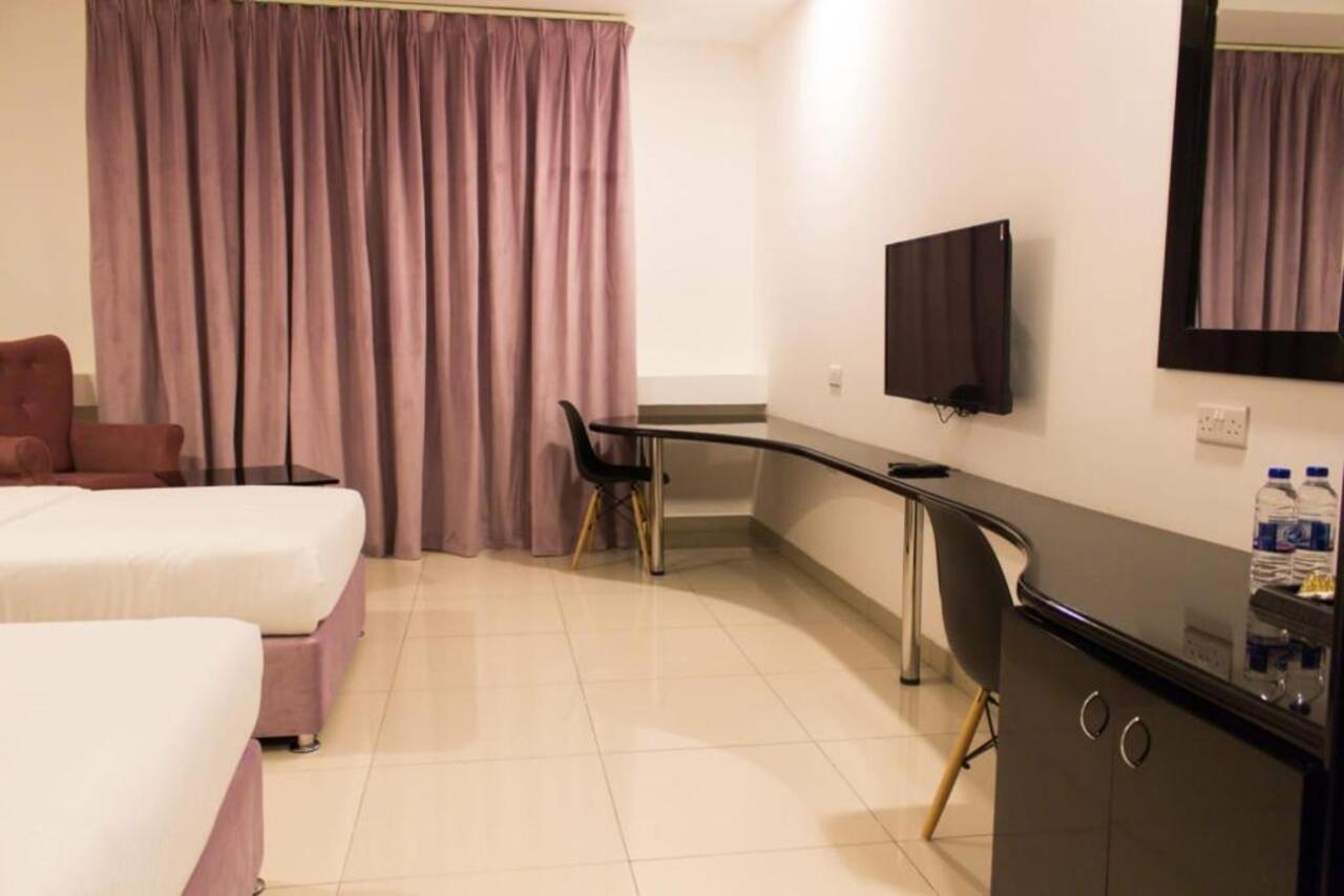 Parkside Plaza Muscat Hotel Buitenkant foto