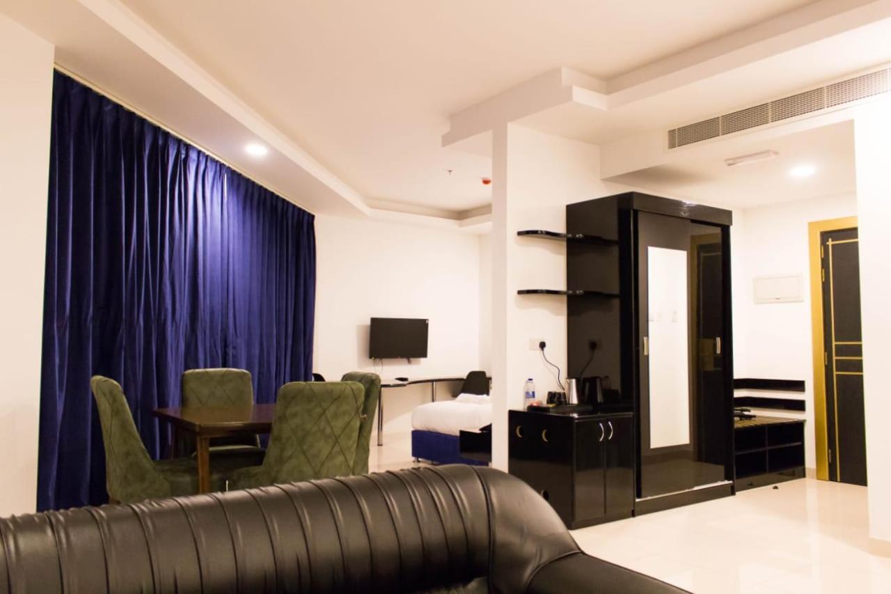 Parkside Plaza Muscat Hotel Buitenkant foto